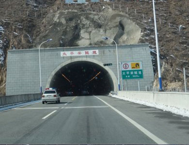张石高速太平梁隧